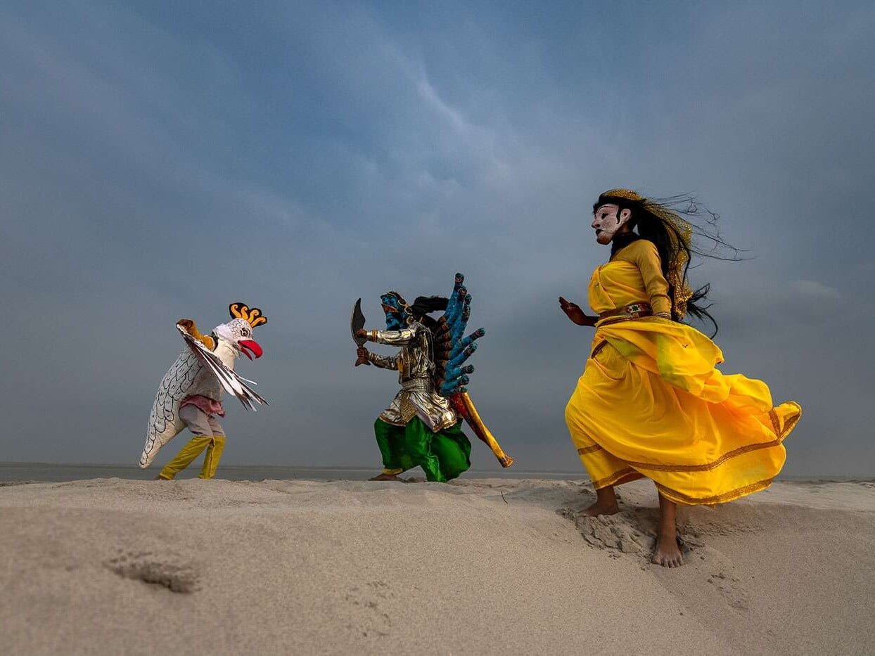 Here, on a transient silt-island left behind by the receding Brahmaputra river, the monastery troupes play out narratives from the great Indian epics, Ramayana and Mahabharata. Even the skies are in dramatic mood as a mini-climax, Jatayu's valiant but futile attempt to save Sita, plays itself out.